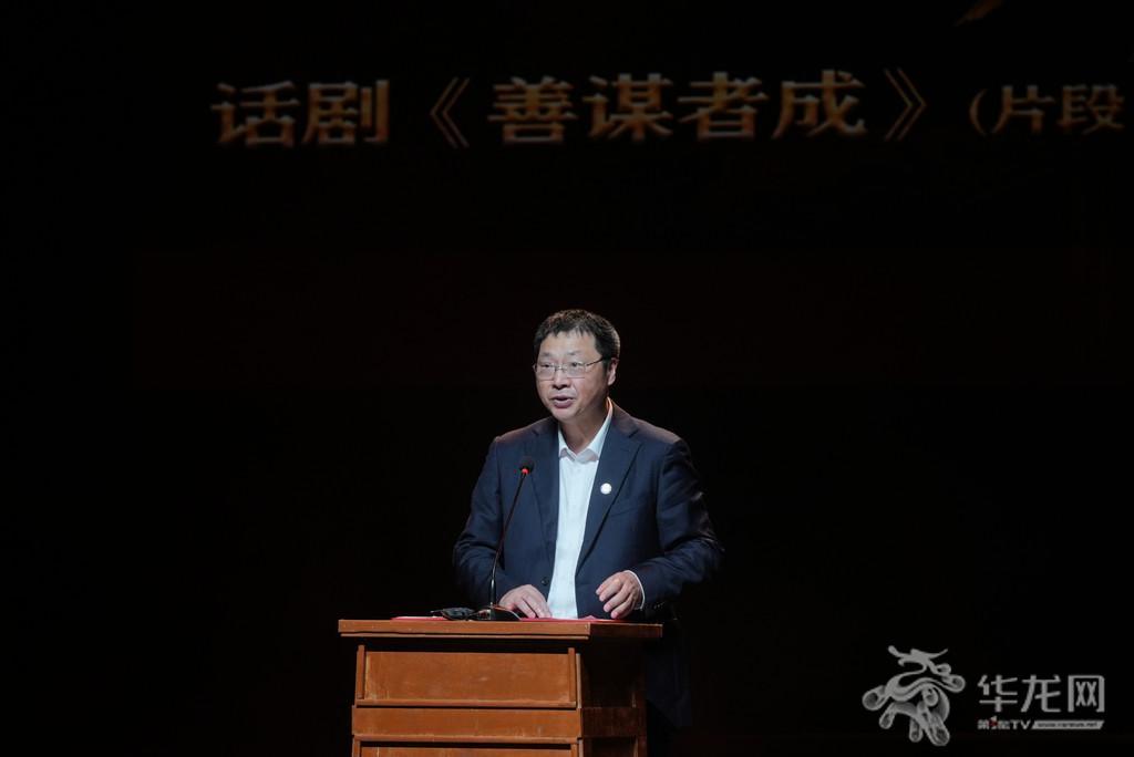 重庆师范大学党委书记王国胤授课。 第1眼TV-华龙网记者 刘钊 摄 重庆师范大学党委书记王国胤授课。 第1眼TV-华龙网记者 刘钊 摄