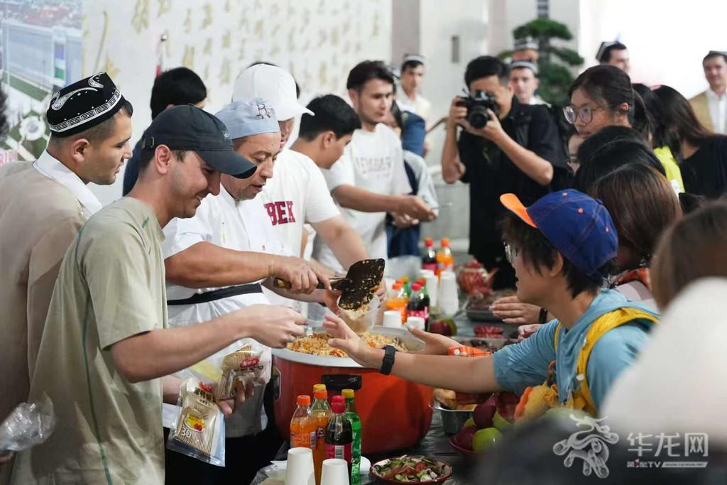 乌兹别克斯坦吉扎克州美食吸引了众多食客。第1眼TV-华龙网记者 辛飞 摄