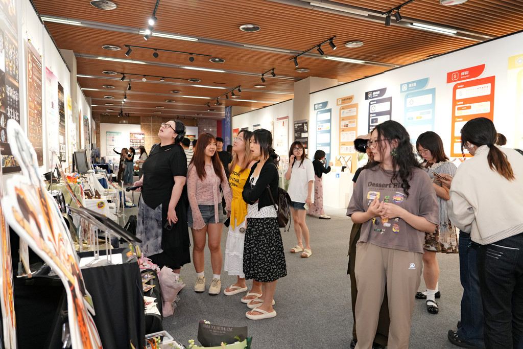 毕业展吸引大量观众。受访者供图 毕业展吸引大量观众。受访者供图