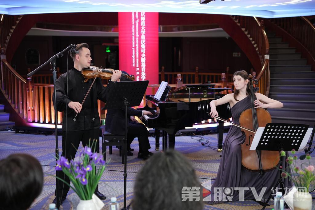 艺术家们在两江游轮上表演。记者 陈洋 摄