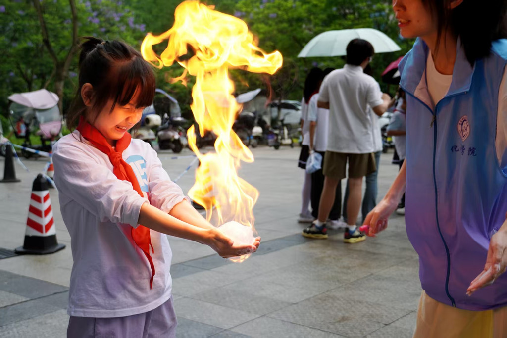 “红岩薪火・化学传薪——解码红色密信中的化学密码”主题科普活动现场。受访单位供图 “红岩薪火・化学传薪——解码红色密信中的化学密码”主题科普活动现场。受访单位供图