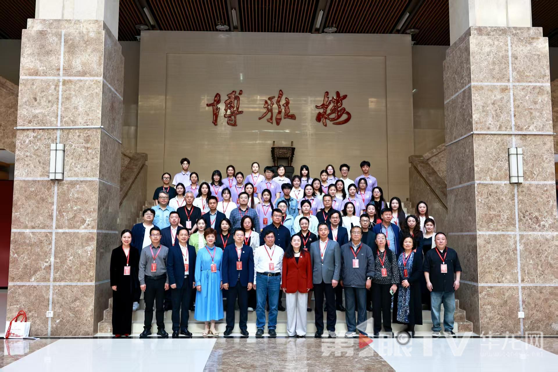 参会专家合影。第1眼TV-华龙网记者 罗盛杰 摄 参会专家合影。第1眼TV-华龙网记者 罗盛杰 摄