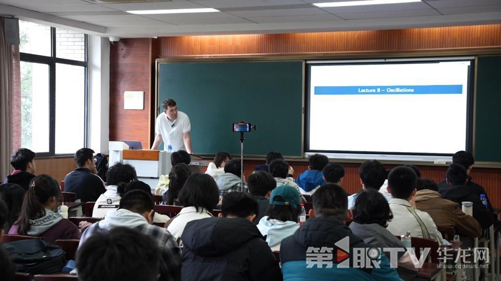 外教老师正在给学生们上课。记者 陈洋 摄