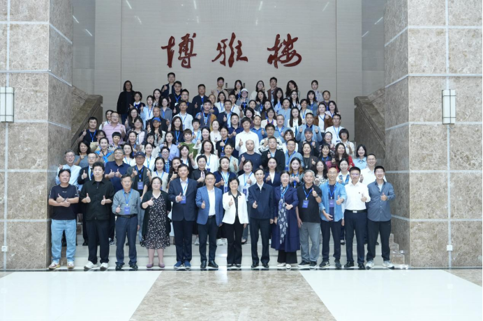 大会开幕式合影。受访者供图