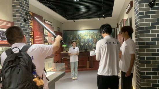 图为专题片拍摄现场。重庆师范大学供图