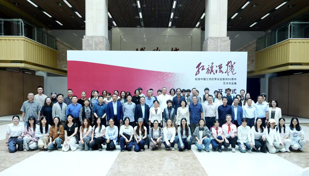 出席开幕式领导嘉宾及师生代表合影。受访者供图