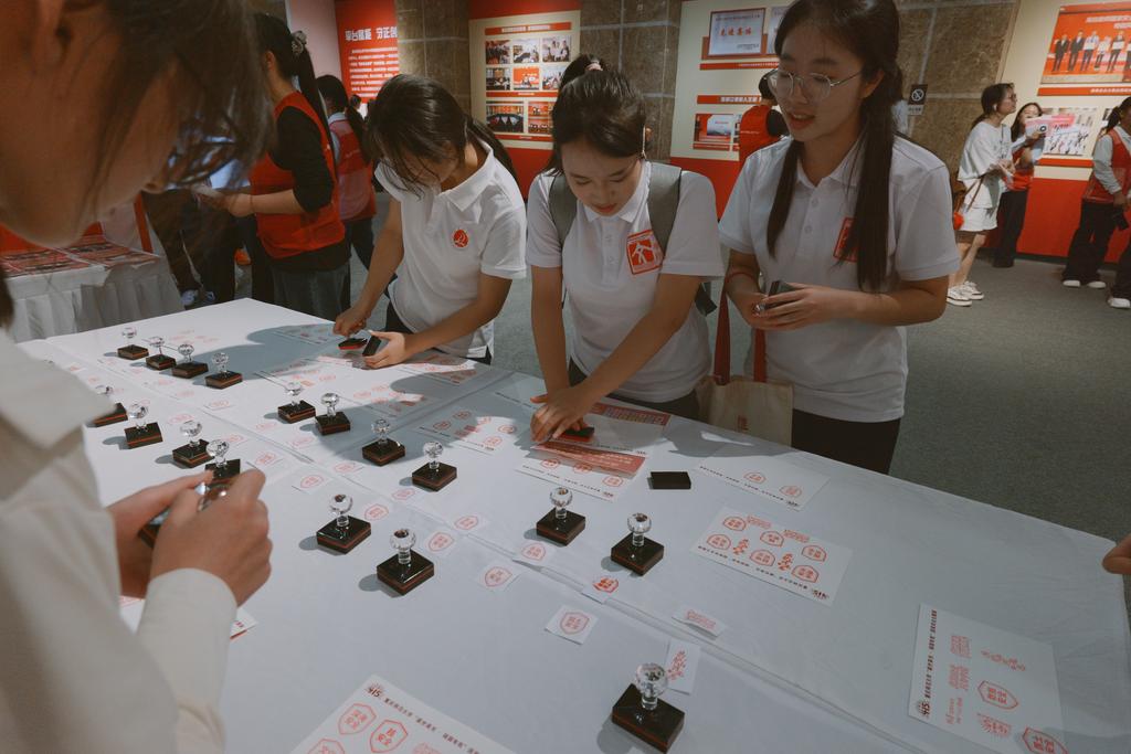 师生现场观展。受访单位供图 师生现场观展。受访单位供图