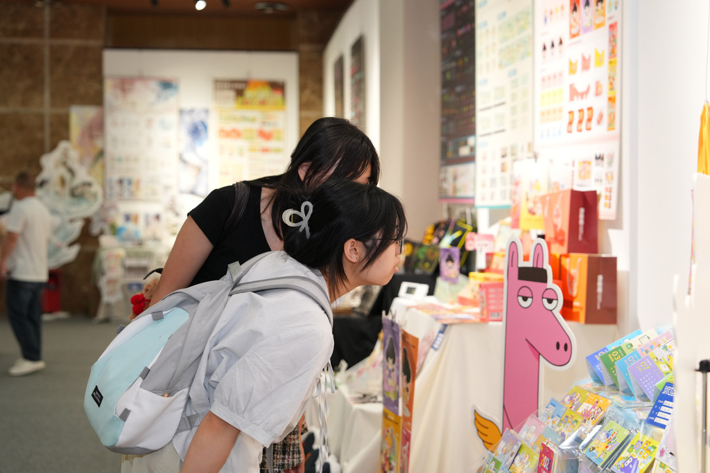 学生欣赏作品。受访者供图 学生欣赏作品。受访者供图