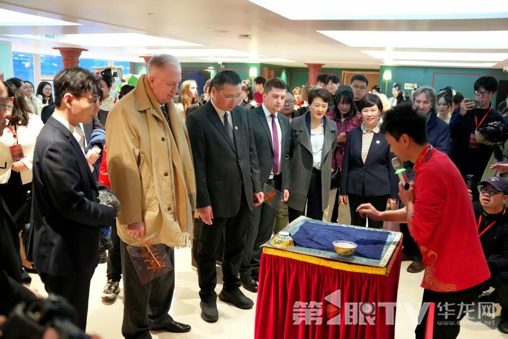 音乐会开始前，嘉宾体验中国传统文化。。记者 陈洋 摄