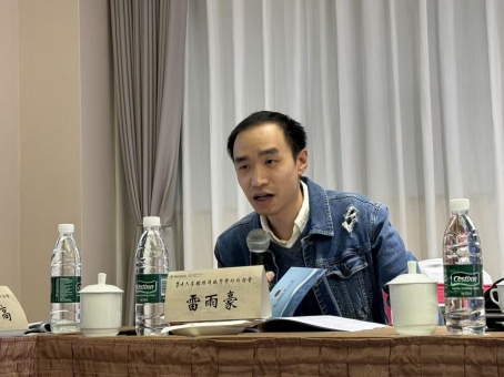桌子前坐着的人中度可信度描述已自动生成