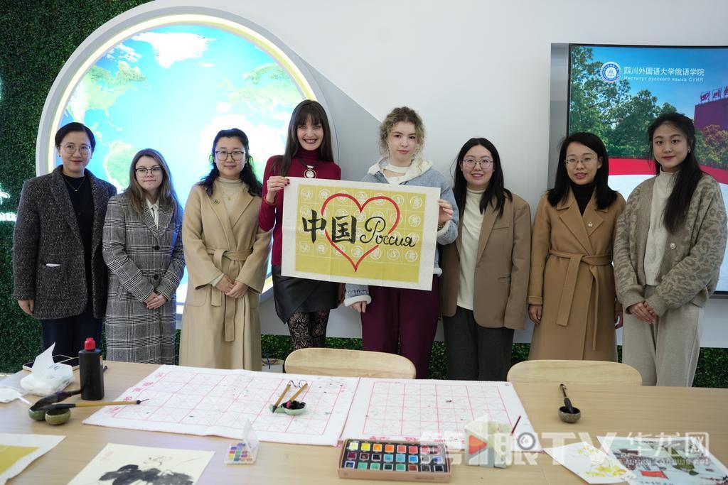 来自俄罗斯的博士生李雪灵（左四）学习中国书法。记者 陈洋 摄