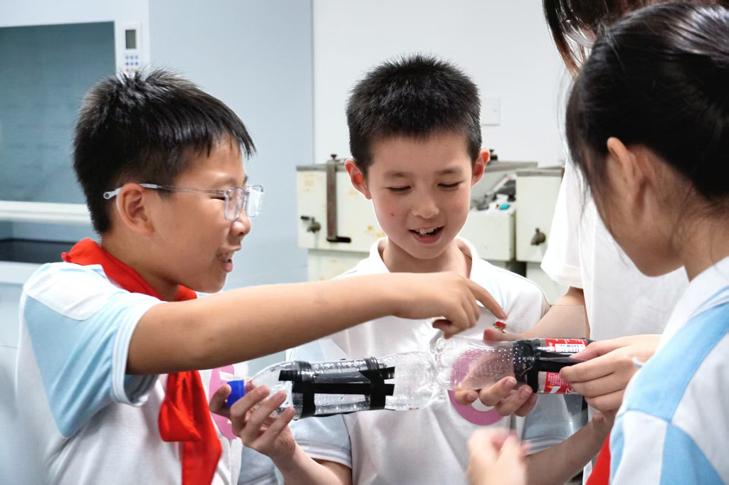 “红岩薪火・化学传薪——解码红色密信中的化学密码”主题科普活动现场。受访单位供图 “红岩薪火・化学传薪——解码红色密信中的化学密码”主题科普活动现场。受访单位供图