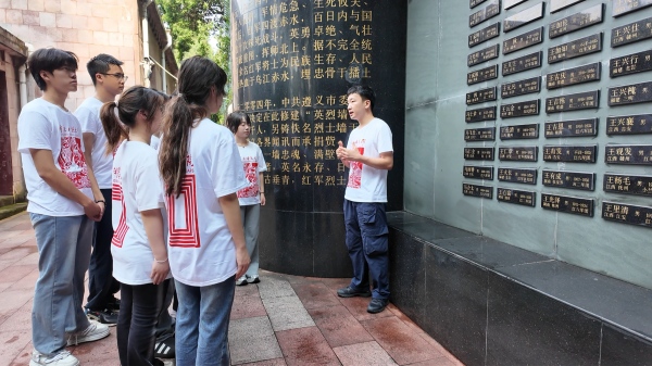 带队教师张云霄讲授微党课。重庆师范大学美术学院供图
