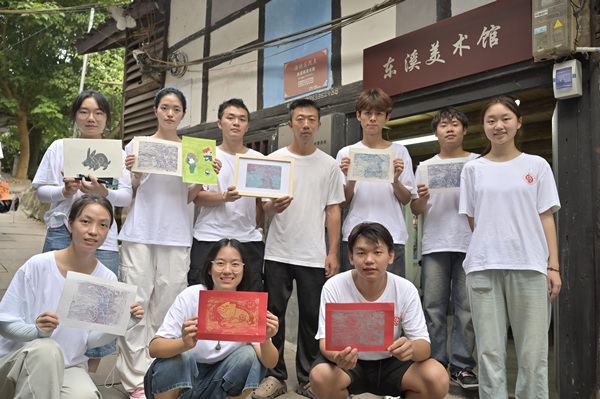 队员们展示版画作品。重庆师范大学供图