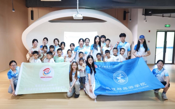 实践团与小朋友们合影。重庆师范大学供图