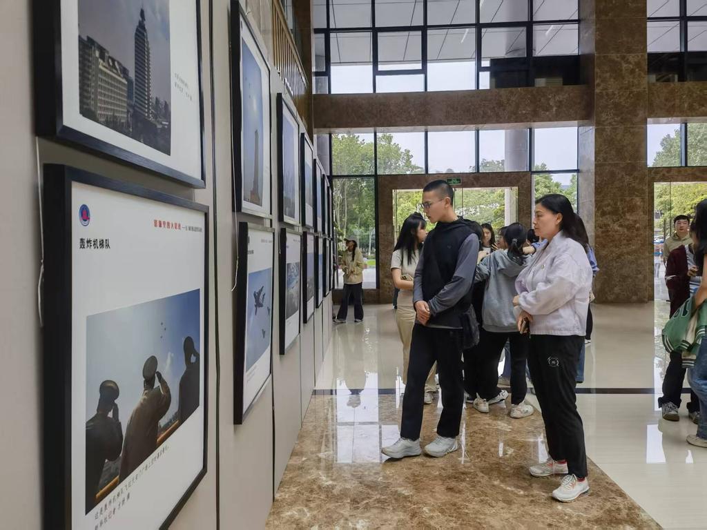 师生现场观展。受访单位供图 师生现场观展。受访单位供图