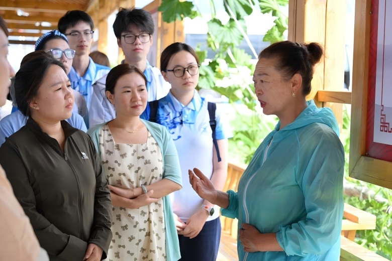 重师“疆渝青研团”奔赴新疆传递民族手足情
