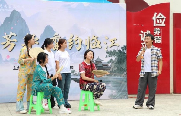 院坝里的思政课。重庆师范大学马克思主义学院供图
