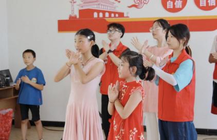 志愿者与小朋友一起跳手势舞。重庆师范大学供图