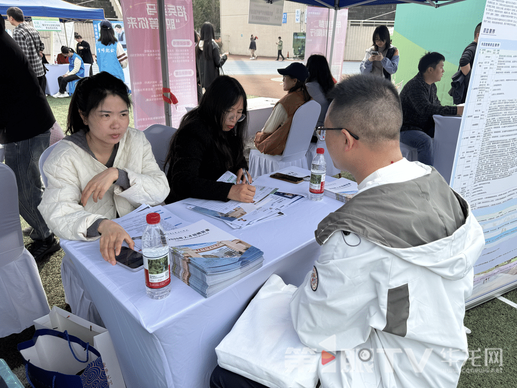 双选会现场。记者 秦思思 摄