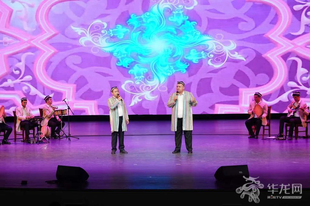 乌兹别克斯坦文化艺术代表团艺术家进行表演。第1眼TV-华龙网记者 辛飞 摄
