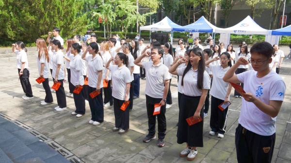 毕业生党员重温入党誓词。重庆师范大学供图