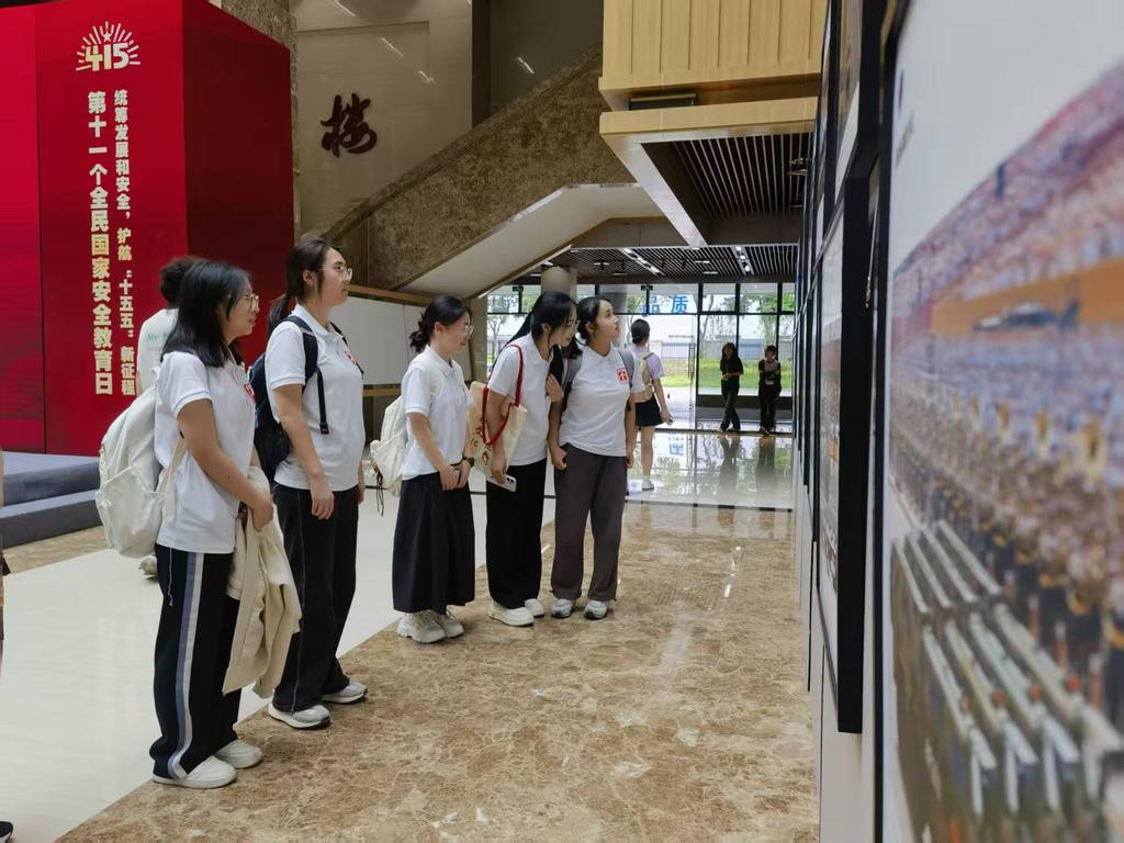 师生现场观展。受访单位供图 师生现场观展。受访单位供图